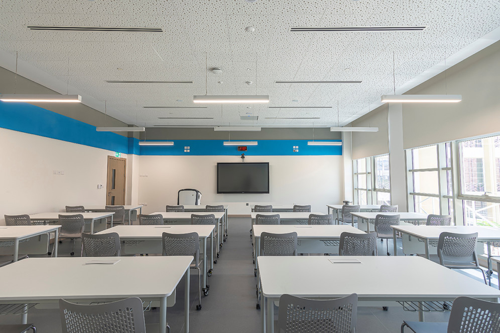 RIT Dubai - Plafond acoustique plâtre Knauf Danoline pour salles de classe